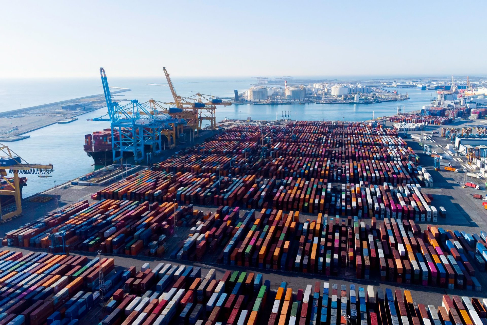 Puerto marítimo con contenedores de carga